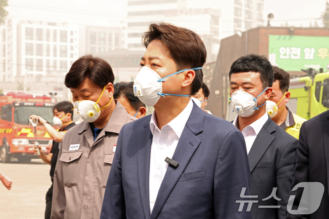 (광주=뉴스1) 이승현 기자 = 이준석 개혁신당 대통령 후보가 19일 오후 광주 광산구 소촌동에 위치한 금호타이어 광주공장 화재 현장에 들어서고 있다. 2025.5.19/뉴스1