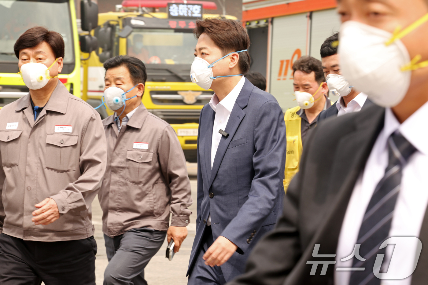 (광주=뉴스1) 이승현 기자 = 이준석 개혁신당 대통령 후보가 19일 오후 광주 광산구 소촌동에 위치한 금호타이어 광주공장 화재 현장에 들어서고 있다. 2025.5.19/뉴스1