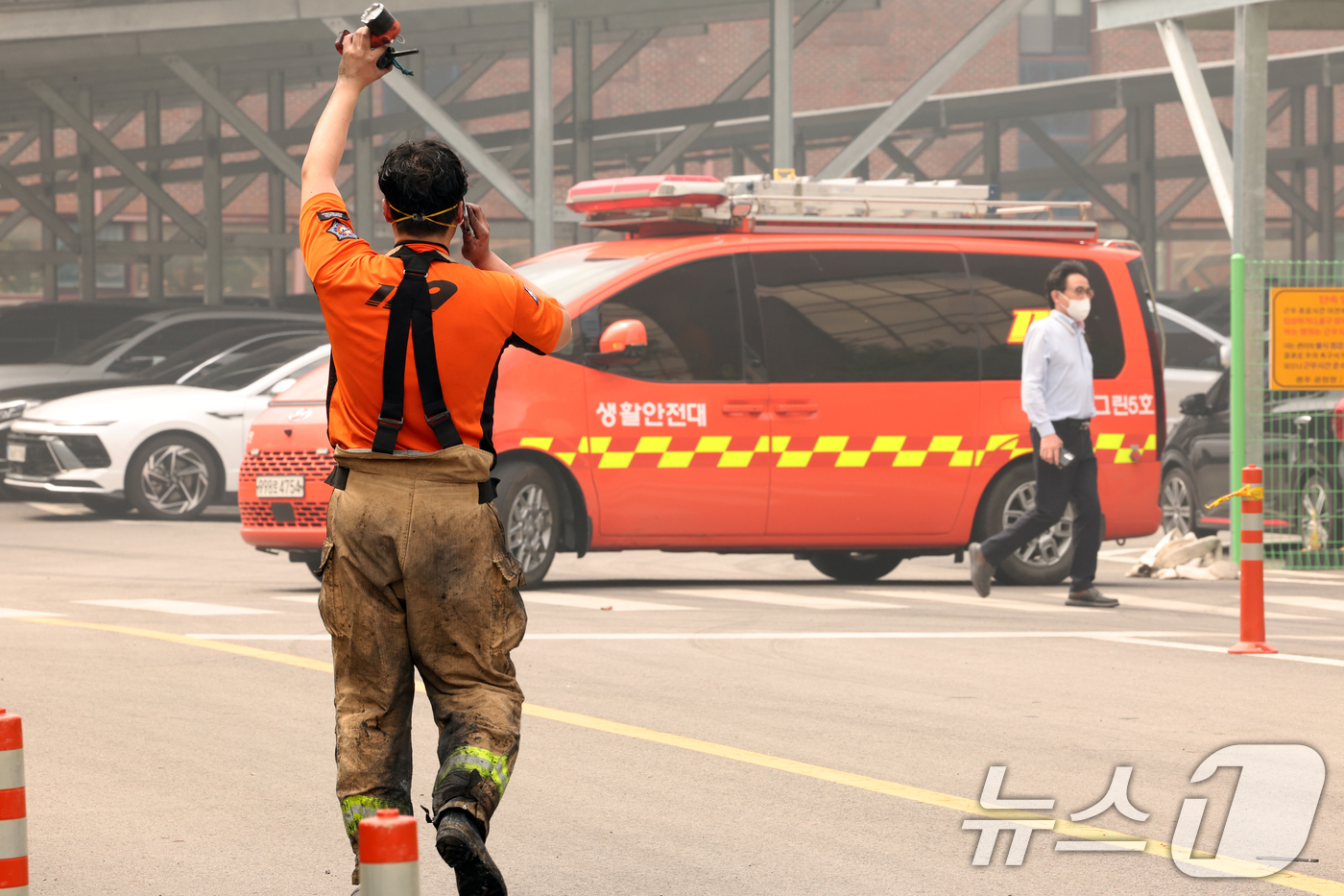 (광주=뉴스1) 이승현 기자 = 사흘째 계속되는 광주 광산구 소촌동 금호타이어 광주공장 화재 현장에서 19일 소방대원의 옷에 그을음이 져 있다. 2025.5.19/뉴스1