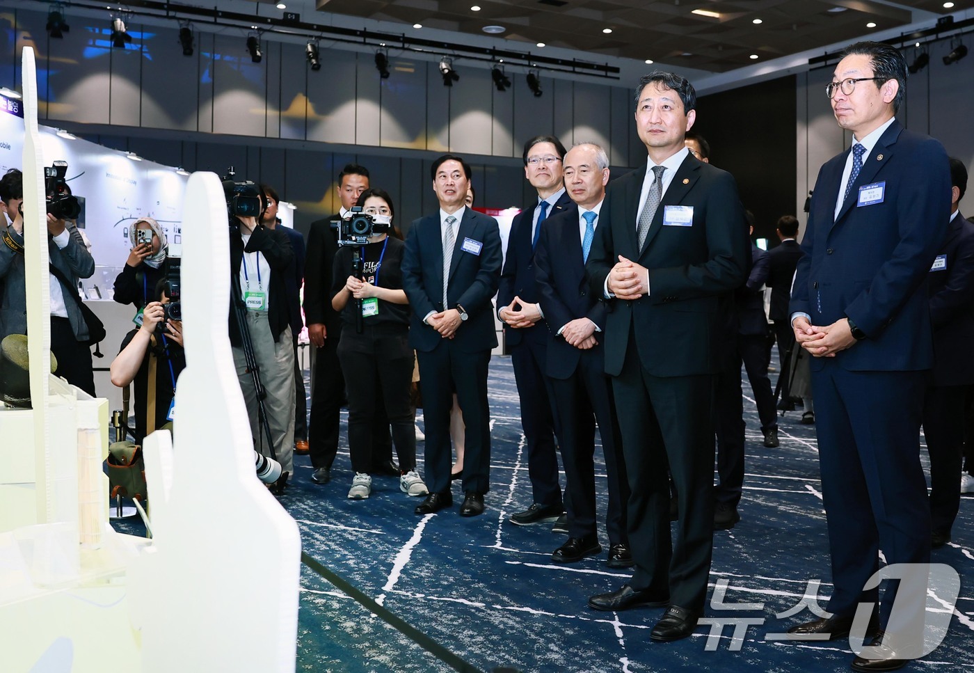 (서울=뉴스1) = 안덕근 산업통상장원부 장관이 19일 서울 강서구 코엑스 마곡에서 열린 '제60회 발명의 날 기념식'에 참석해 전시관을 둘러보고 있다. (산업통상자원부 제공. 재 …