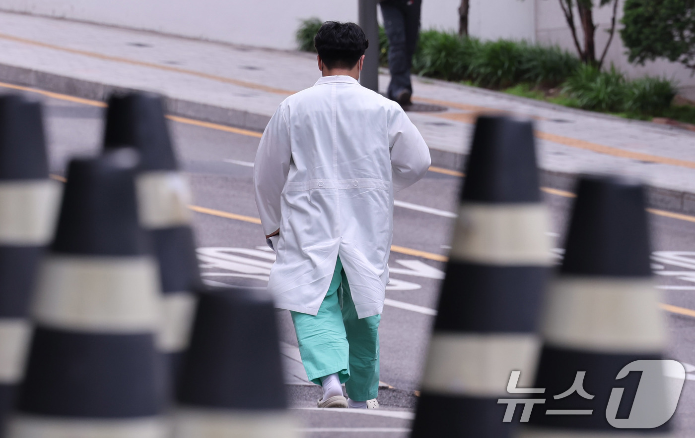 (서울=뉴스1) 박지혜 기자 = 정부가 사직 전공의들을 위한 추가 모집을 허용하기로 했다.보건복지부는 대한의학회, 대한수련병원협의회, 대한병원협회 등 수련 현장의 건의에 따라 오는 …