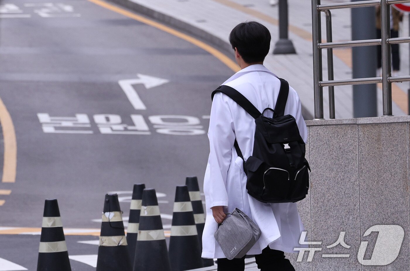 본문 이미지 - 19일 서울의 한 대학병원에서 의료진이 이동하는 모습. 2025.5.19/뉴스1 ⓒ News1 박지혜 기자