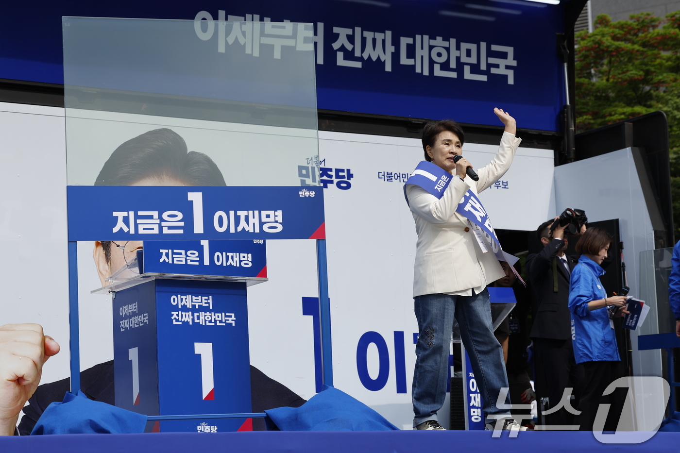 (서울=뉴스1) 안은나 기자 = 강금실 더불어민주당 총괄선거대책위원장이 19일 오후 서울 영등포구 타임스퀘어에서 예정된 이재명 대통령 후보의 유세에 앞서 연설을 하고 있다. 202 …