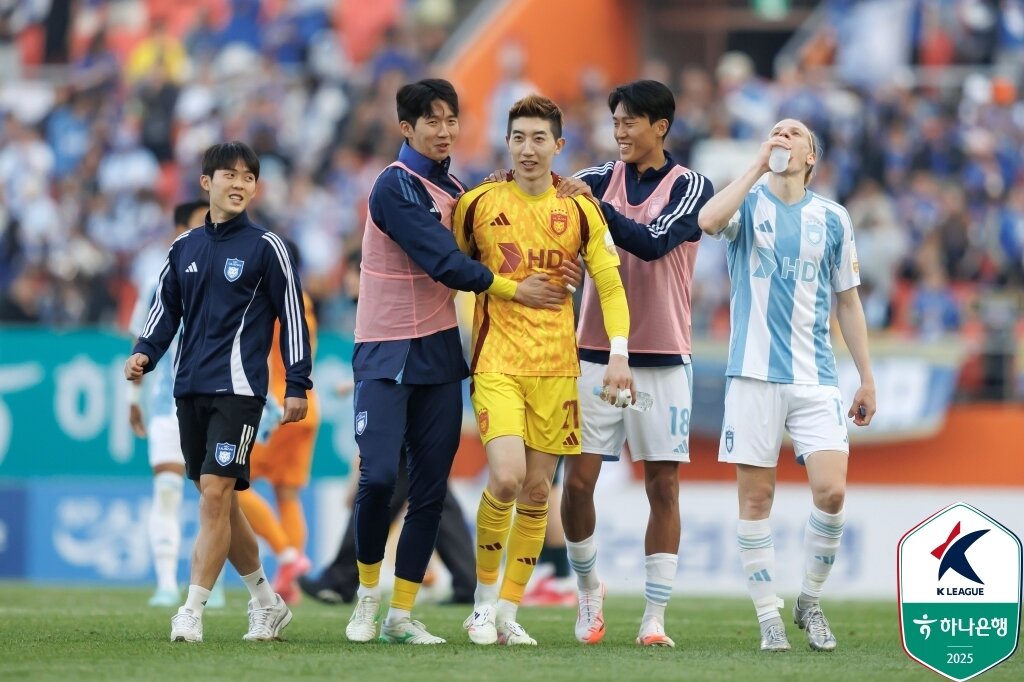 본문 이미지 - 울산 HD의 골키퍼 조현우(가운데) (한국프로축구연맹 제공)