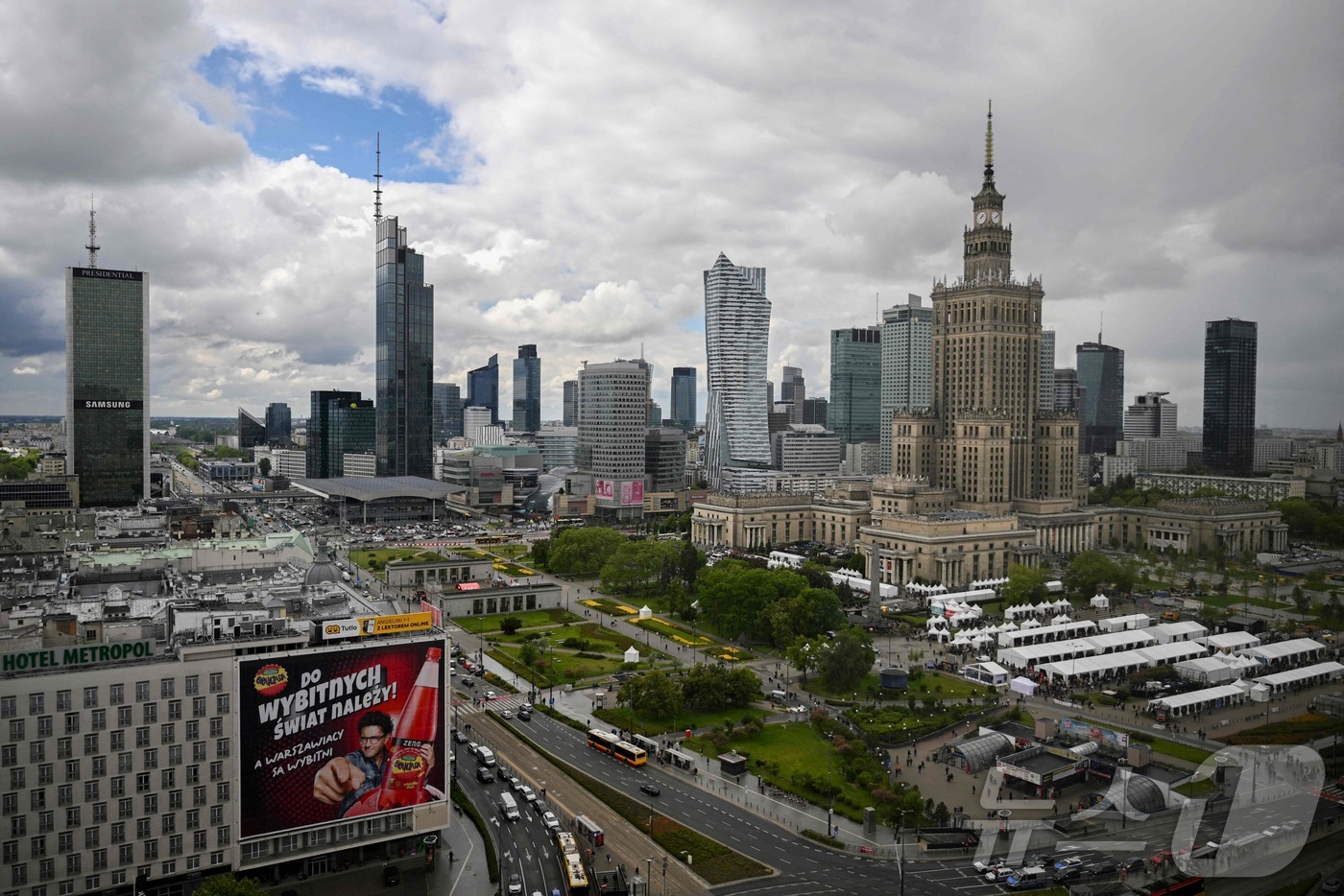 (바르샤바 AFP=뉴스1) 권영미 기자 = 18일(현지시간) 찍은 폴란드의 랜드마크인 문화과학궁전(오른쪽 건물). 이날 폴란드에서는 대선 1차 투표가 실시됐다. 2025.05.18 …