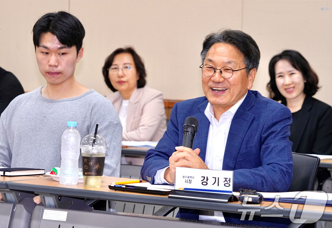 (광주=뉴스1) 박준배 기자 = 강기정 광주시장이 19일 오후 동구 동명동 I-PLEX(아이플렉스)에서 열린 ‘제21대 대통령선거 중소·청년창업기업 투표참여 약속’ 행사에 참석, …