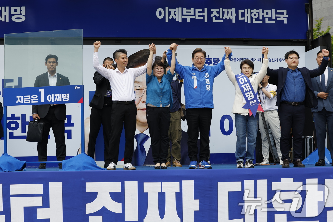 (서울=뉴스1) 안은나 기자 = 더불어민주당 이재명 대통령 후보와 강금실 총괄선거대책위원장 등이 19일 오후 유세를 위해 서울 영등포구 타임스퀘어를 찾아 유권자들을 향해 지지를 호 …