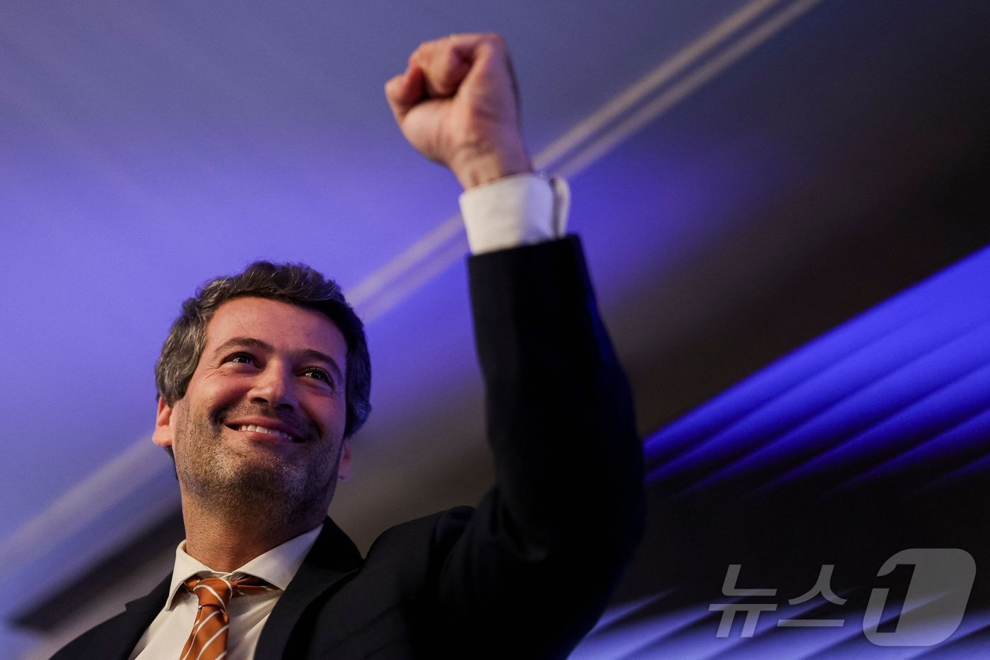 본문 이미지 - 프르투갈 극우 포퓰리즘 정당 셰가(Chega)의 앙드레 벤투라 대표가 19일(현지시간) 리스본에서 총선 결과에 기뻐하고 있다. 2025.05.19 ⓒ AFP=뉴스1 ⓒ News1 최종일 선임기자