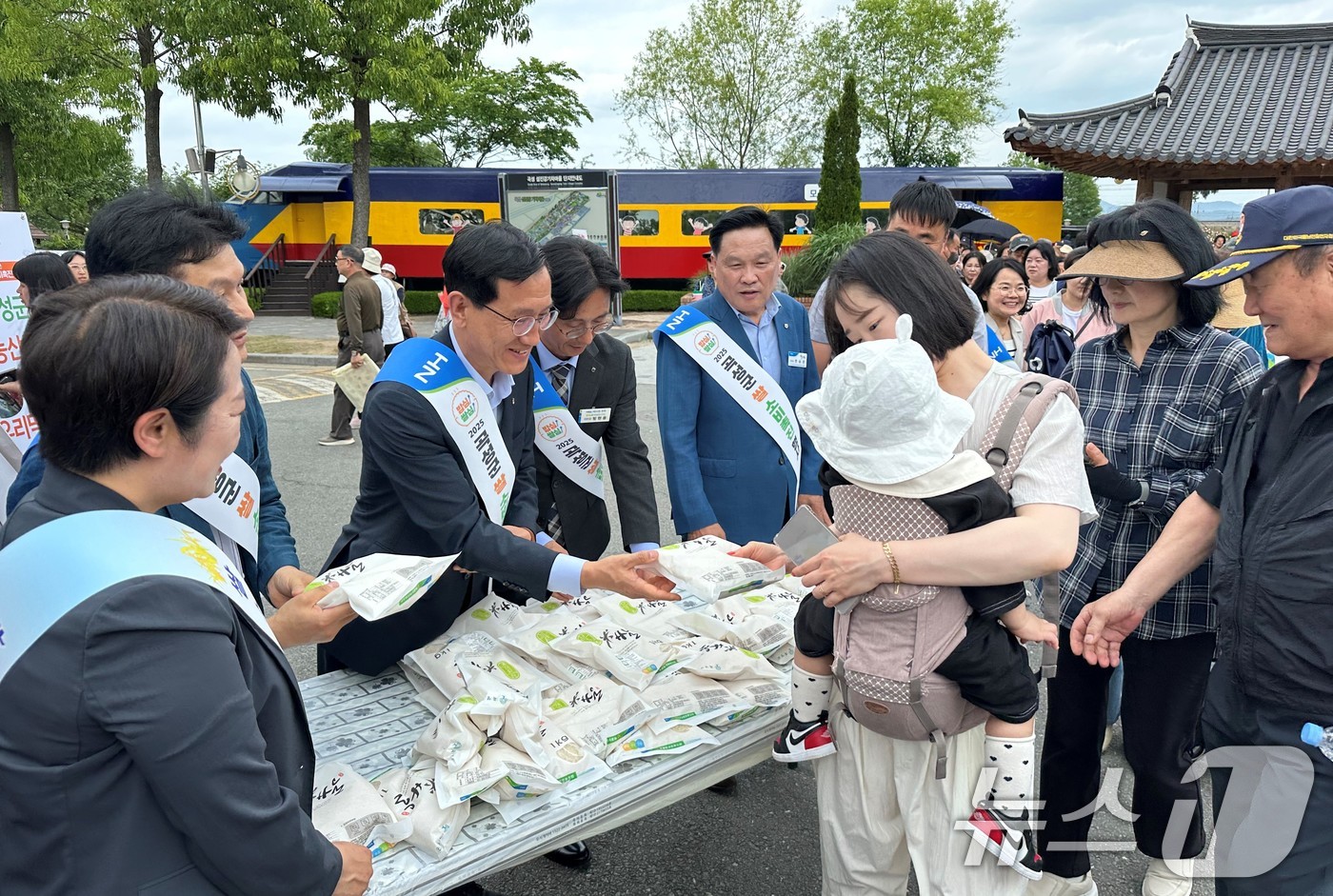 (서울=뉴스1) = 임영선 농협하나로유통 대표이사가 19일 전남 곡성세계장미축제 현장에서 방문객들을 대상으로 곡성 관내 농협이 생산한 소포장 쌀과 컵누룽지를 나눠주고 있다. (농협 …
