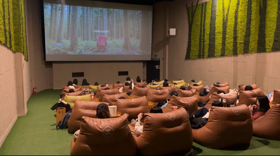 본문 이미지 - 지난 1월 CGV강변 씨네앤포레에서 진행된 뜨개상영회&#40;CJ CGV 제공&#41;