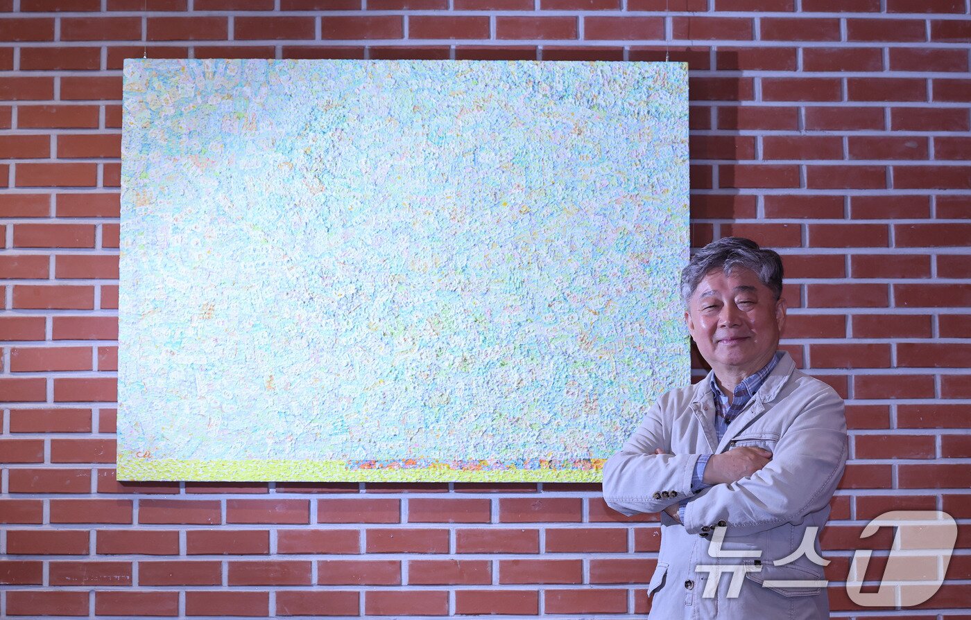 본문 이미지 - 이창규 화백이 19일 서울 중구 정동 프란치스코회관 산다미아노 갤러리에서 뉴스1과 인터뷰를 갖고 있다. 2025.5.19/뉴스1 ⓒ News1 박지혜 기자