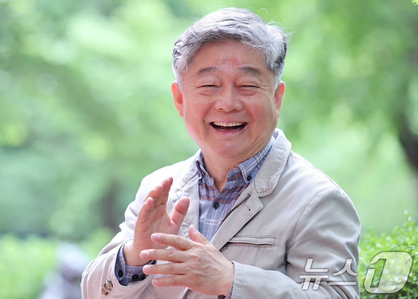 본문 이미지 - 이창규 화백이 19일 서울 중구 정동 프란치스코회관 산다미아노 갤러리에서 뉴스1과 인터뷰를 갖고 있다. ⓒ News1 박지혜 기자