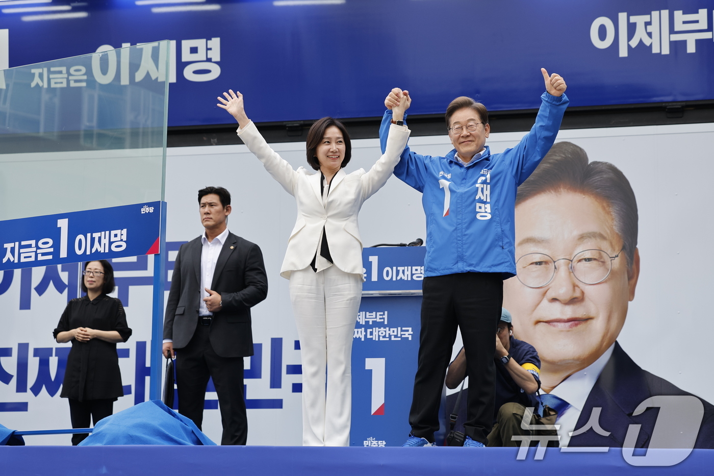 (서울=뉴스1) 안은나 기자 = 이재명 더불어민주당 대통령 후보와 민주당 합류 가능성이 거론되는 허은아 전 개혁신당 대표가 19일 오후 서울 영등포구 타임스퀘어를 찾아 유권자들을 …