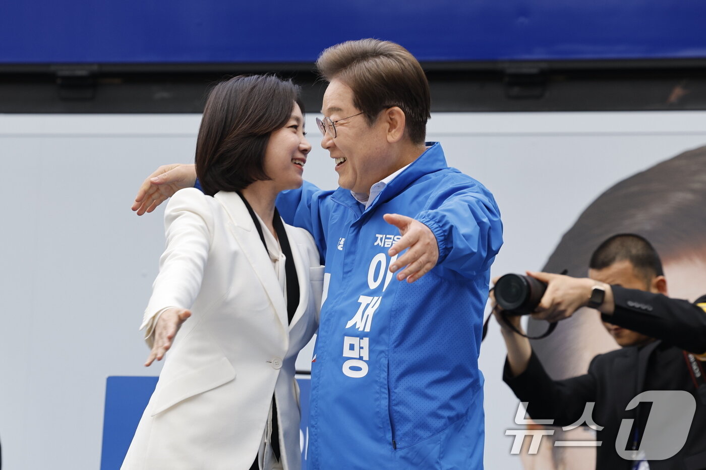 본문 이미지 - 이재명 더불어민주당 대통령 후보와 민주당 합류 가능성이 거론되는 허은아 전 개혁신당 대표가 19일 오후 서울 영등포구 타임스퀘어를 찾아 유권자들을 향해 지지를 호소한 뒤 포옹하고 있다. 2025.5.19/뉴스1 ⓒ News1 안은나 기자