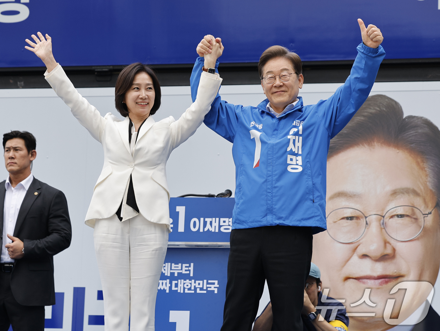 (서울=뉴스1) 안은나 기자 = 이재명 더불어민주당 대통령 후보와 민주당 합류 가능성이 거론되는 허은아 전 개혁신당 대표가 19일 오후 서울 영등포구 타임스퀘어를 찾아 유권자들을 …