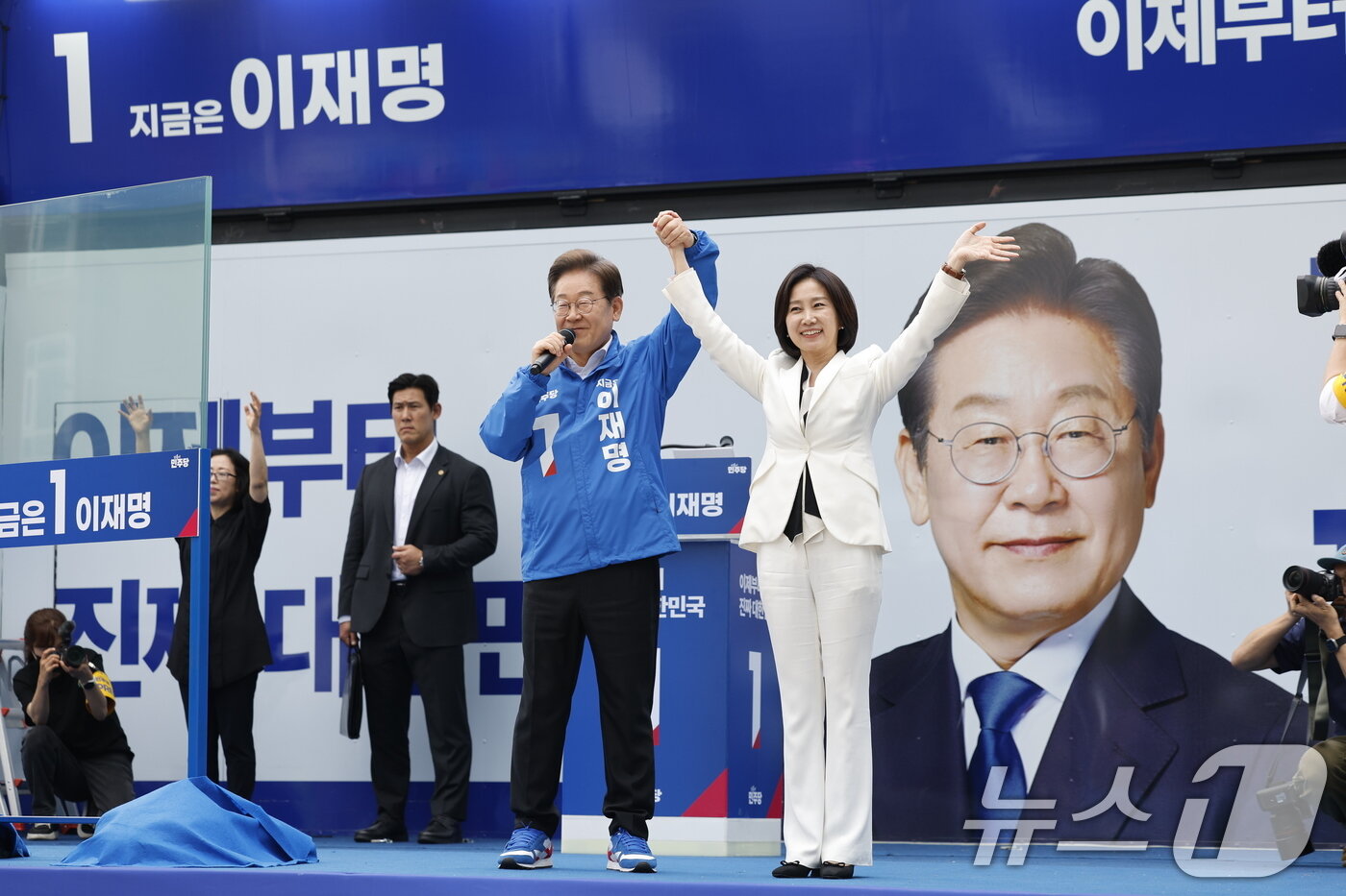 본문 이미지 - 이재명 더불어민주당 대통령 후보와 민주당 합류 가능성이 거론되는 허은아 전 개혁신당 대표가 19일 오후 서울 영등포구 타임스퀘어를 찾아 유권자들을 향해 지지를 호소하고 있다. 2025.5.19/뉴스1 ⓒ News1 안은나 기자