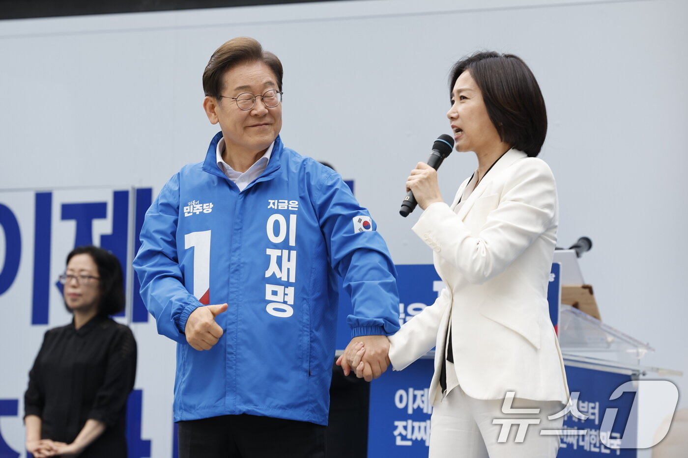 본문 이미지 - 더불어민주당 합류 가능성이 거론되는 허은아 전 개혁신당 대표가 19일 오후 서울 영등포구 타임스퀘어에서 열린 이재명 대통령 후보의 유세장을 찾아 이 후보의 지지를 호소하고 있다. 2025.5.19/뉴스1 ⓒ News1 안은나 기자