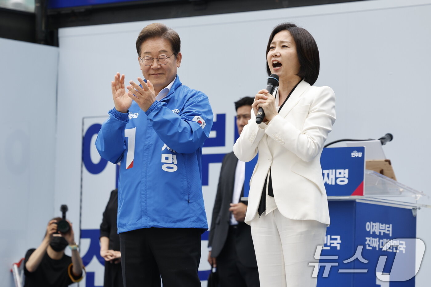 본문 이미지 - 더불어민주당 합류 가능성이 거론되는 허은아 전 개혁신당 대표가 19일 오후 서울 영등포구 타임스퀘어에서 열린 이재명 대통령 후보의 유세장을 찾아 이 후보의 지지를 호소하고 있다. 2025.5.19/뉴스1 ⓒ News1 안은나 기자