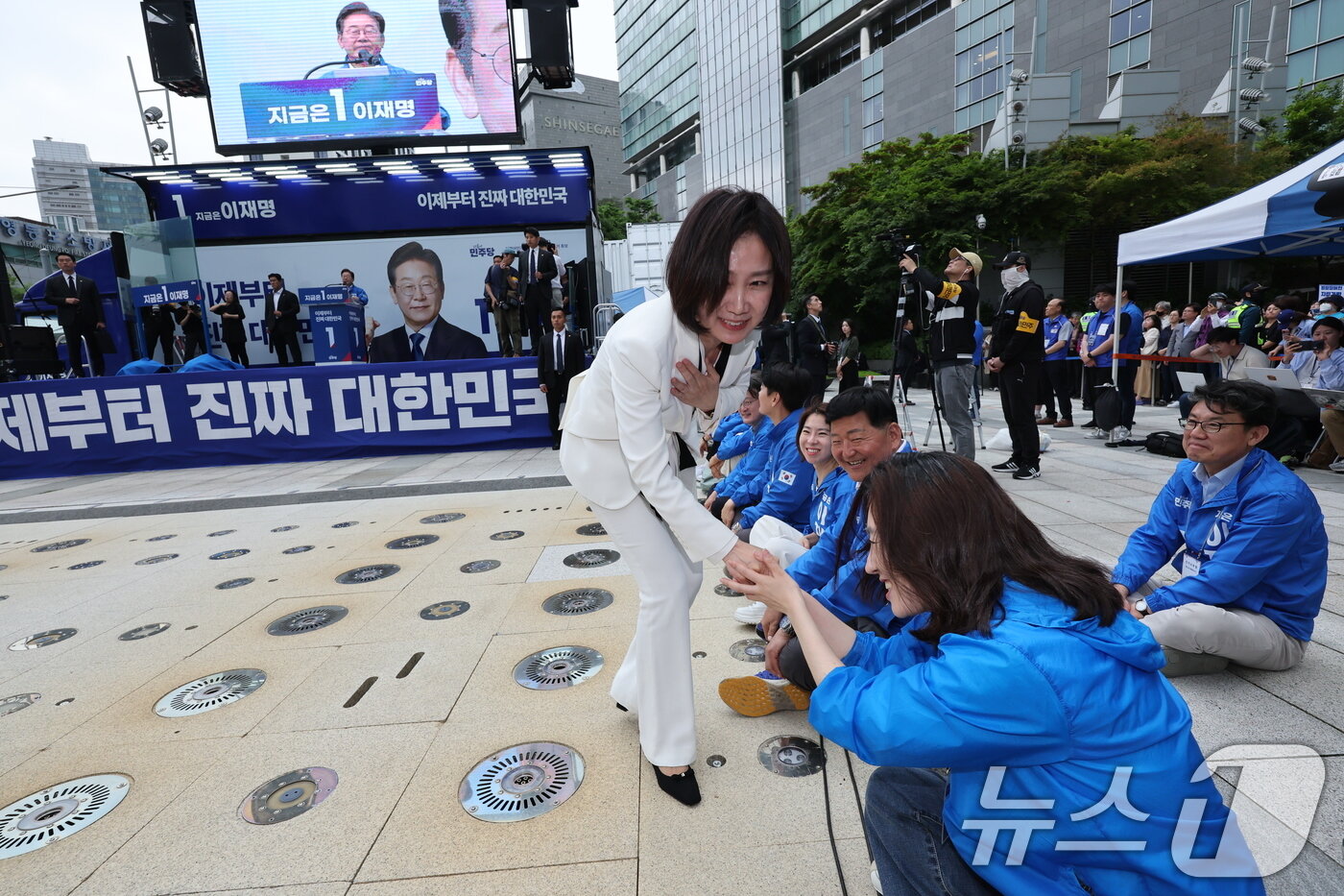 본문 이미지 - 허은아 전 개혁신당 대표가 19일 오후 유세를 위해 서울 영등포구 타임스퀘어에서 열린 이재명 더불어민주당 후보 유세 현장에서 유권자들을 향해 이 후보의 지지를 호소한 뒤 단상을 내려오고 있다. 2025.5.19/뉴스1 ⓒ News1 안은나 기자
