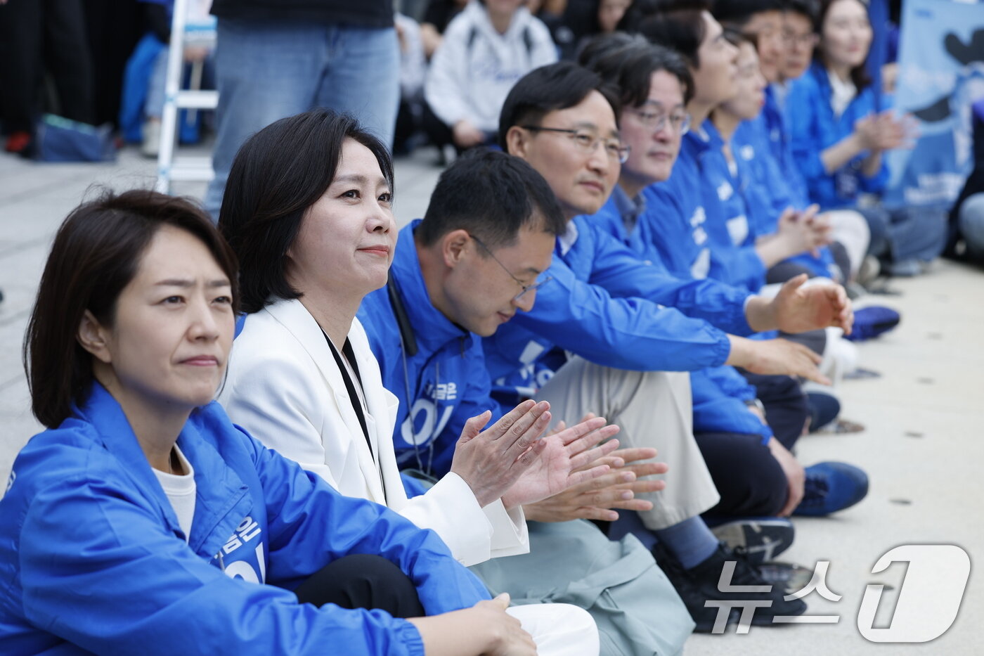 본문 이미지 - 허은아 전 개혁신당 대표가 19일 오후 유세를 위해 서울 영등포구 타임스퀘어에서 열린 이재명 더불어민주당 후보 유세 현장에서 이 후보의 연설을 듣고 있다. 2025.5.19/뉴스1 ⓒ News1 안은나 기자
