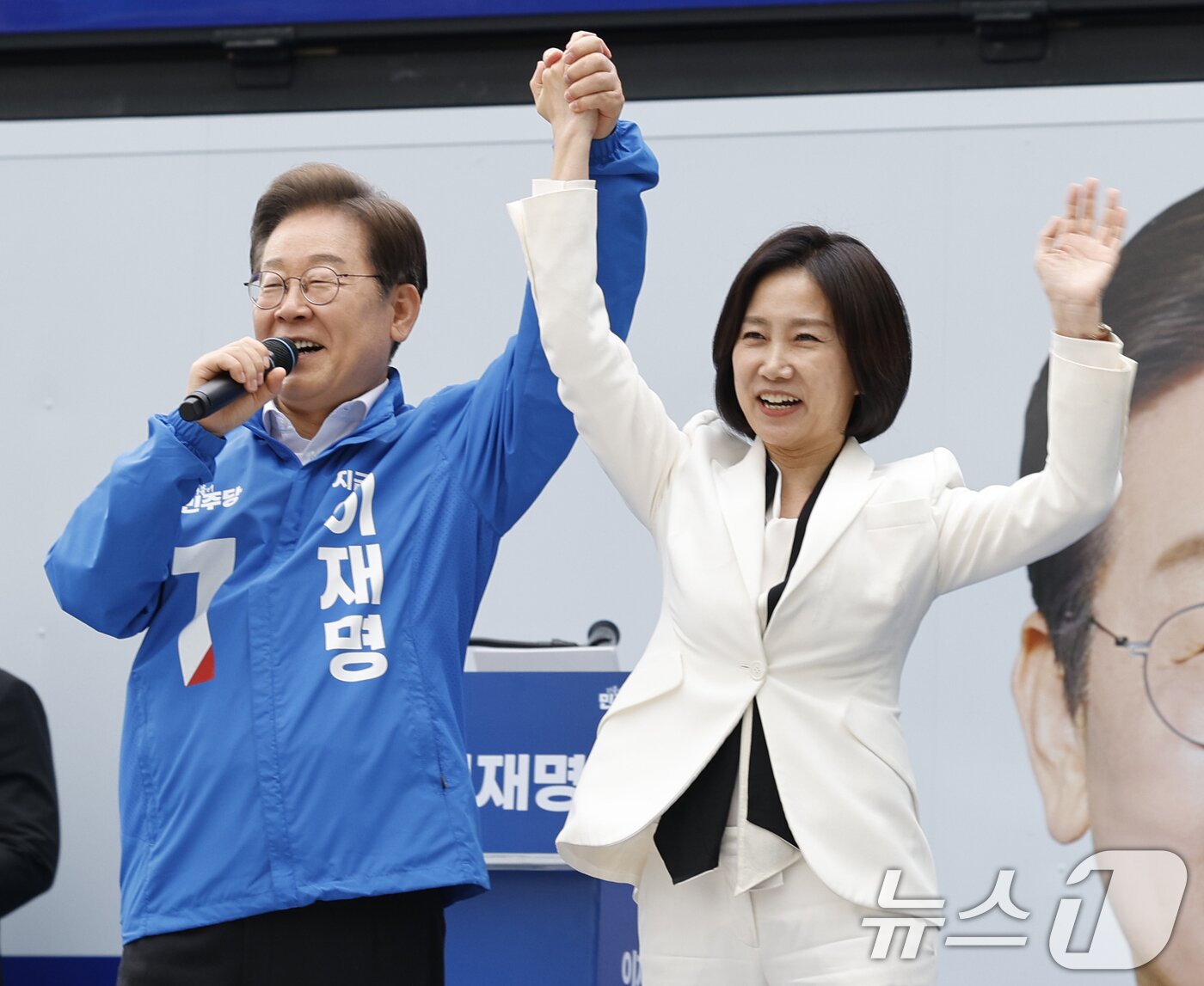 본문 이미지 - 이재명 더불어민주당 대통령 후보와 민주당 합류 가능성이 거론되는 허은아 전 개혁신당 대표가 19일 오후 서울 영등포구 타임스퀘어를 찾아 유권자들을 향해 지지를 호소하고 있다. 2025.5.19/뉴스1 ⓒ News1 안은나 기자