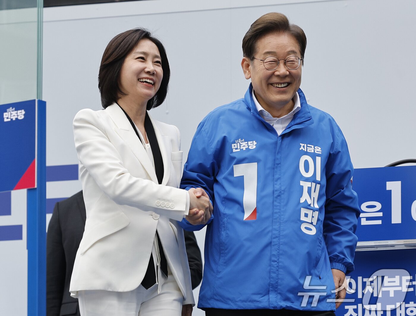 본문 이미지 - 이재명 더불어민주당 대통령 후보와 민주당 합류 가능성이 거론되는 허은아 전 개혁신당 대표가 19일 오후 서울 영등포구 타임스퀘어를 찾아 유권자들을 향해 지지를 호소한 뒤 인사를 나누고 있다. 2025.5.19/뉴스1 ⓒ News1 안은나 기자