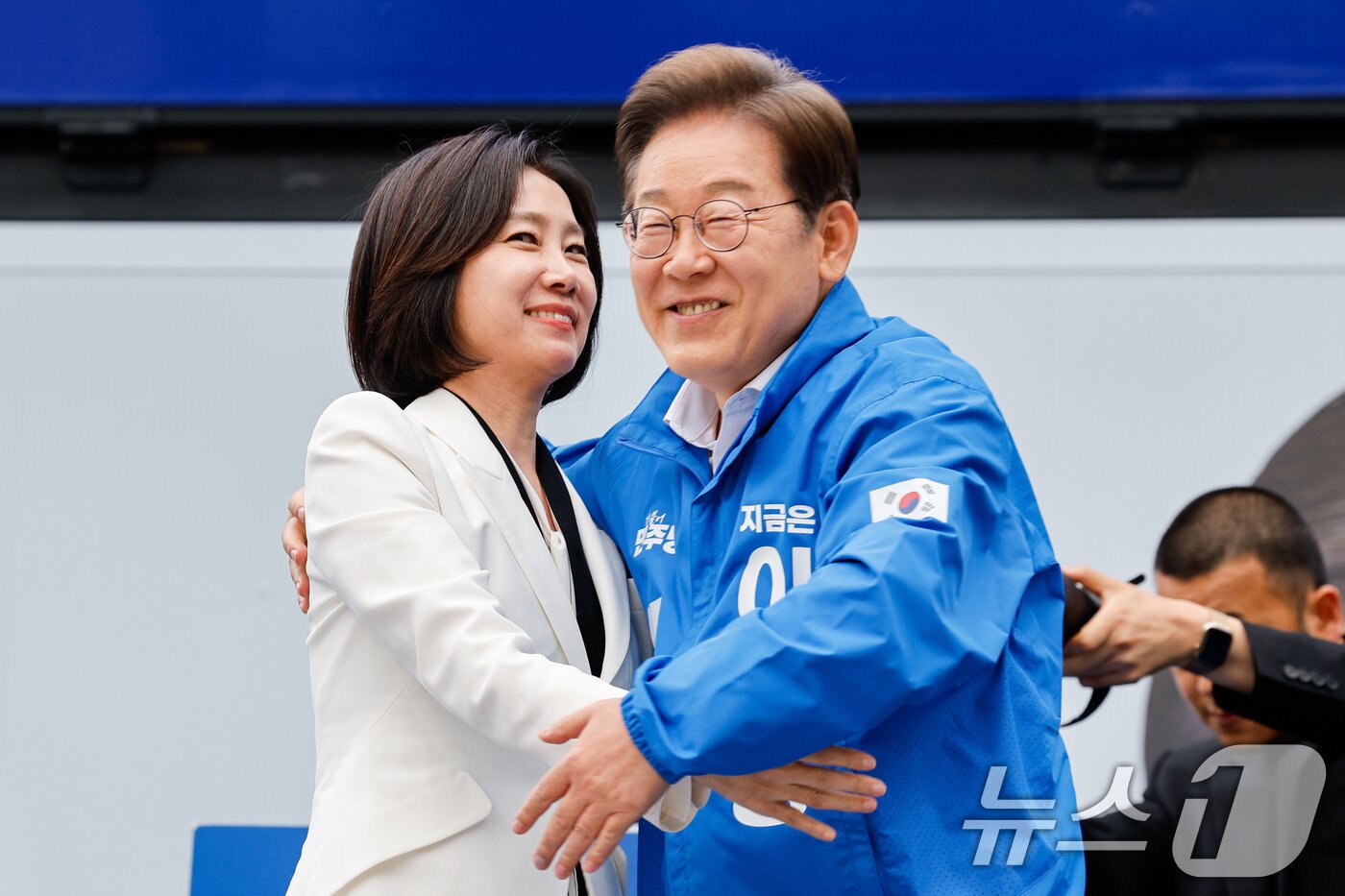 본문 이미지 - 허은아 전 개혁신당 대표가 19일 오후 서울 영등포구 타임스퀘어를 찾아 이재명 더불어민주당 대통령 후보 지지를 선언하며 이 후보와 포옹하고 있다. 2025.5.19/뉴스1 ⓒ News1 안은나 기자