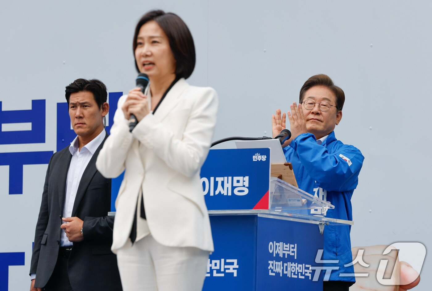 본문 이미지 - 이재명 더불어민주당 대통령 후보가 19일 오후 서울 영등포구 타임스퀘어에서 허은아 전 개혁신당 대표의 지지 선언을 들으며 손뼉치고 있다. 2025.5.19/뉴스1 ⓒ News1 안은나 기자