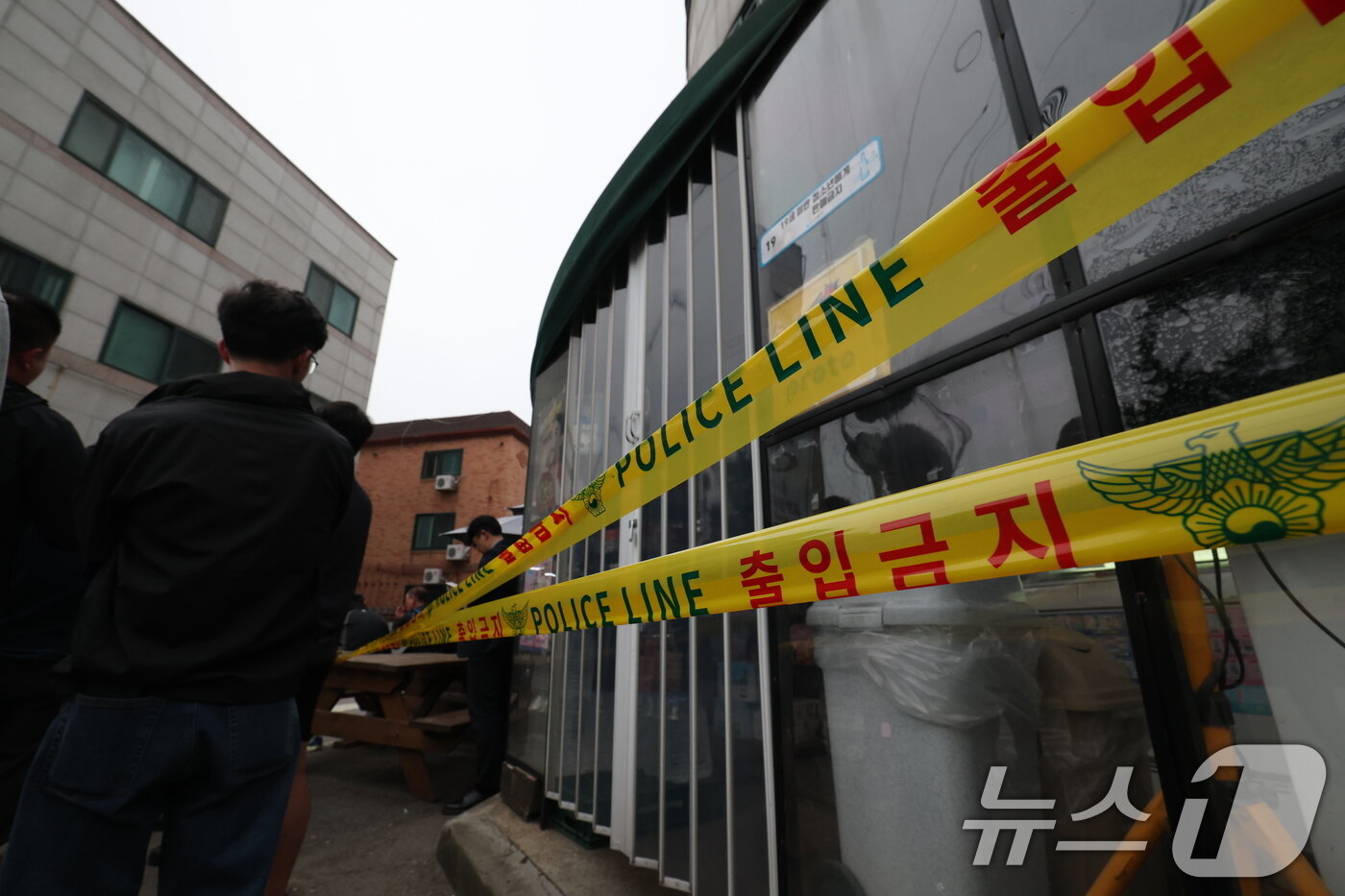 본문 이미지 - 19일 경기 시흥시 정왕동 일대에서 50대 중국인 소행으로 추정되는 흉기 피습 사건 4건이 잇따라 발생해 2명이 사망한 것으로 확인됐다. 사진은 이날 사건 발생 편의점에 경찰 폴리스 라인이 설치된 모습. ⓒ News1 김영운 기자