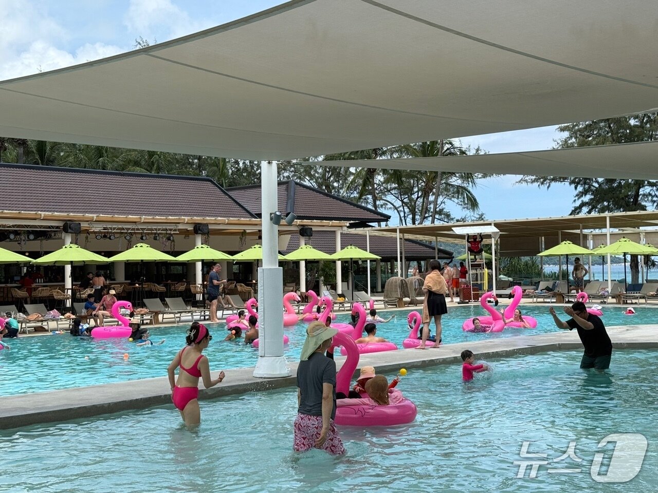 본문 이미지 - 클럽메드푸껫 메인 풀에서 가족 단위 방문객들이 물놀이를 즐기고 있다.ⓒ 뉴스1 김형준 기자