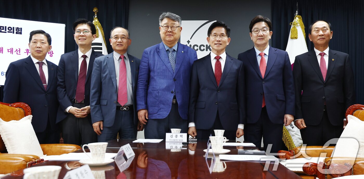 본문 이미지 - 김문수 국민의힘 대통령 후보가 19일 서울 종로구 한국기독교회관을 방문, 김종혁 한국교회총연합 대표회장, 권성동 공동선대위원장 등 참석자들과 기념촬영을 하고 있다. 2025.5.19/뉴스1 ⓒ News1 김민지 기자