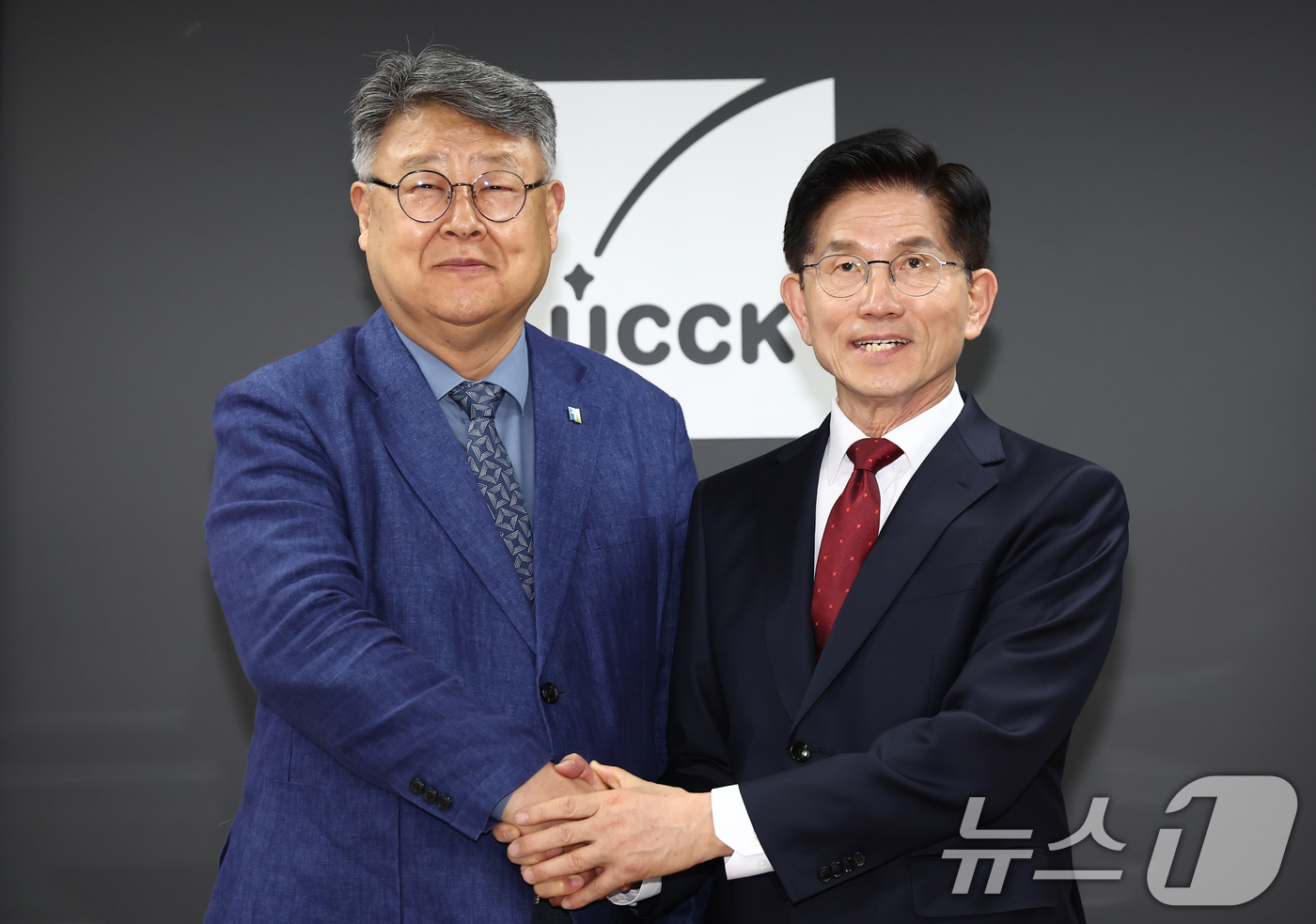 (서울=뉴스1) 김민지 기자 = 김문수 국민의힘 대통령 후보가 19일 서울 종로구 한국기독교회관을 방문, 김종혁 한국교회총연합 대표회장과 기념촬영을 하고 있다. 2025.5.19/ …