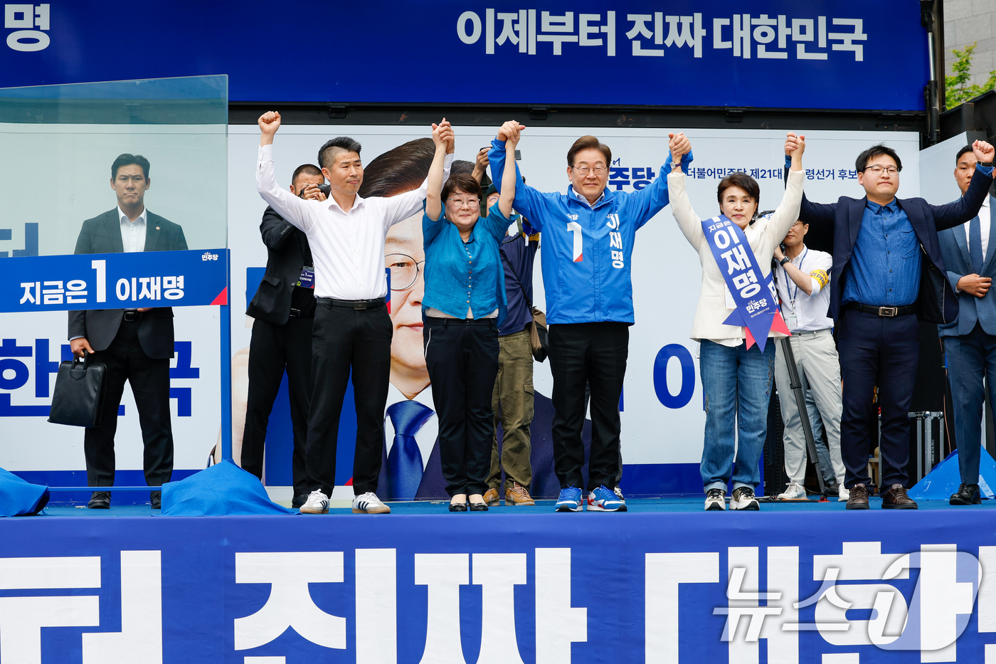 (서울=뉴스1) 안은나 기자 = 더불어민주당 이재명 대통령 후보와 강금실 총괄선거대책위원장 등이 19일 오후 유세를 위해 서울 영등포구 타임스퀘어를 찾아 유권자들을 향해 지지를 호 …