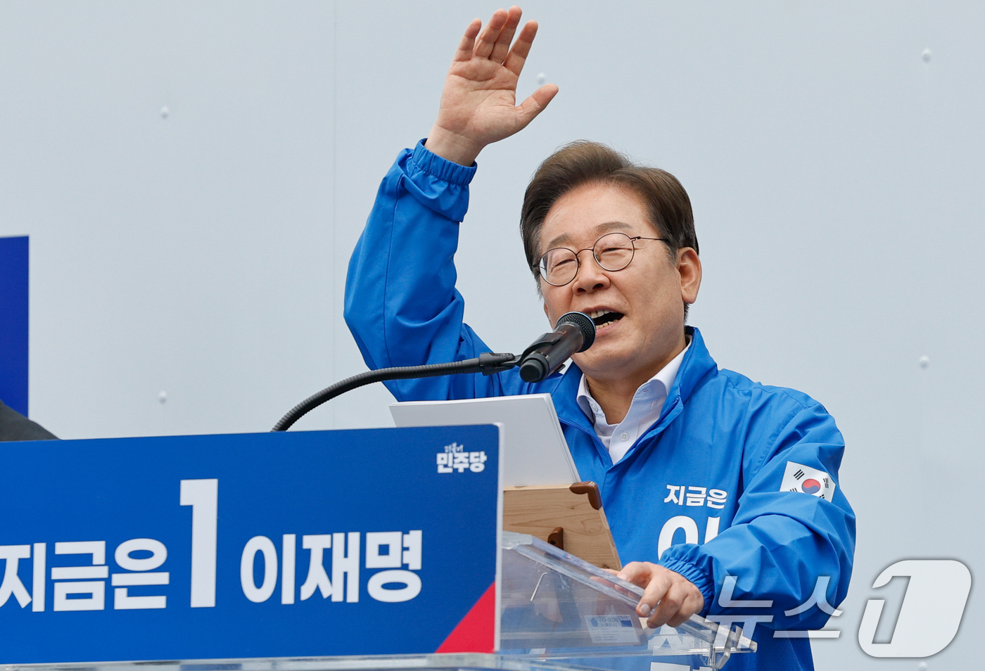 (서울=뉴스1) 안은나 기자 = 이재명 더불어민주당 대통령 후보가 19일 오후 서울 영등포구 타임스퀘어를 찾아 지지를 호소하고 있다. 2025.5.19/뉴스1