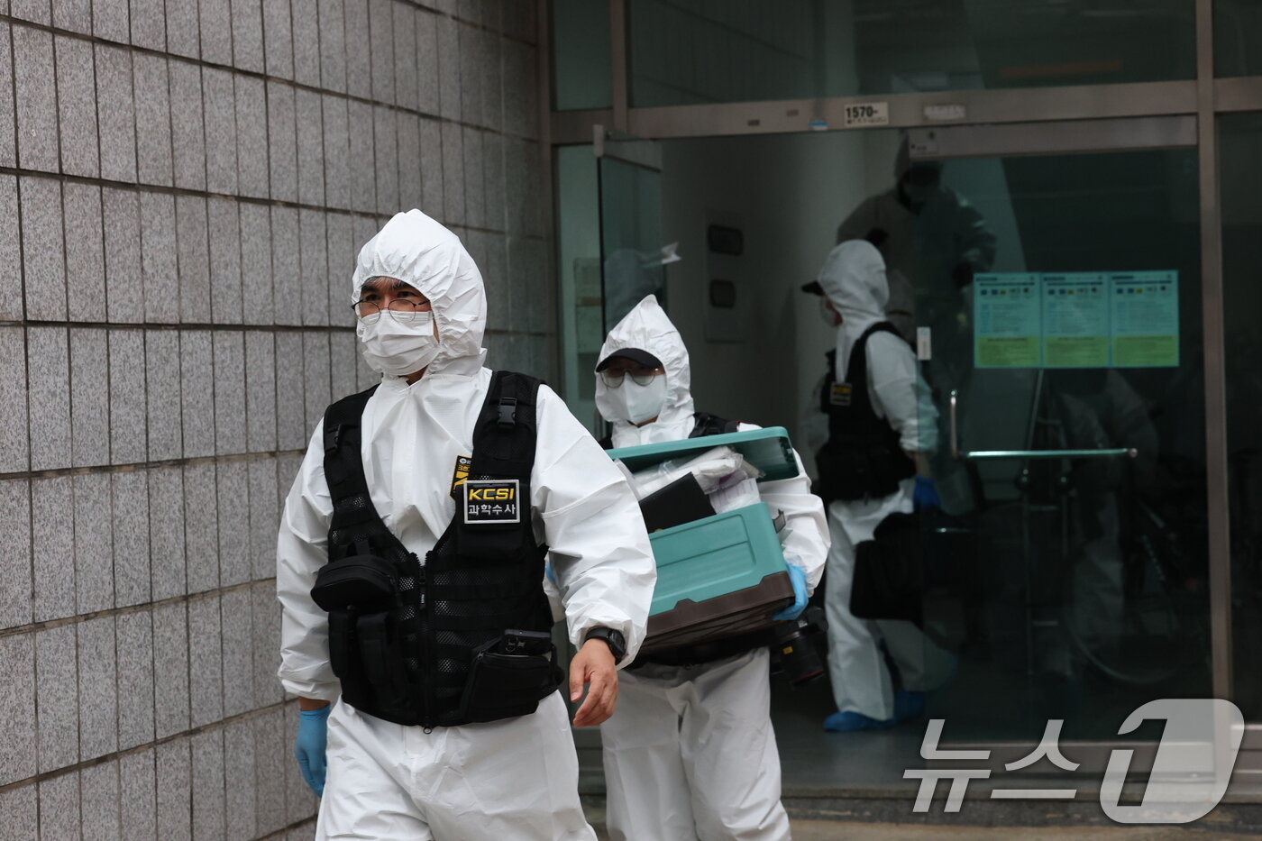 본문 이미지 - 19일 경기 시흥시 정왕동 일대에서 50대 중국인 소행으로 추정되는 흉기 피습 사건 4건이 잇따라 발생해 2명이 사망한 것으로 확인됐다. 사진은 이날 사건 현장에서 과학수사대가 현장 감식을 마친 뒤 이동하는 모습. 2025.5.19/뉴스1 ⓒ News1 김영운 기자