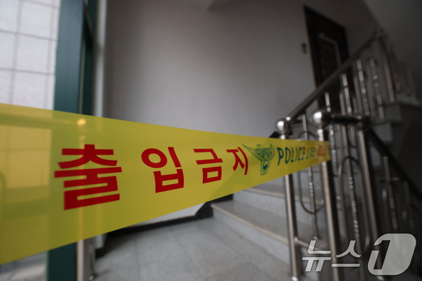 본문 이미지 - 19일 경기 시흥시 정왕동 일대에서 50대 중국인 소행으로 추정되는 흉기 피습 사건 4건이 잇따라 발생해 2명이 사망한 것으로 확인됐다. 사진은 이날 경찰 폴리스 라인이 설치된 피습 현장. ⓒ News1 김영운 기자