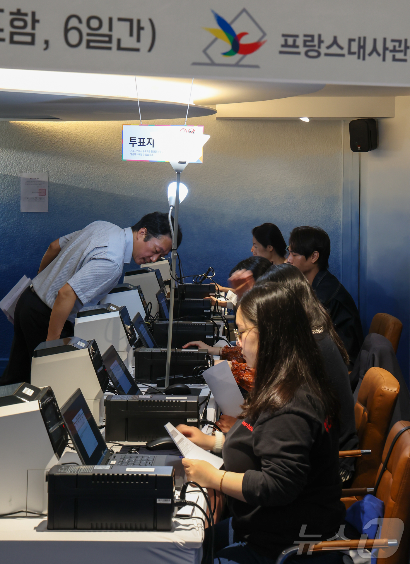 (파리=뉴스1) 이준성 기자 = 제21대 대통령선거 재외국민 투표를 하루 앞둔 19일(현지시간), 프랑스 파리 16구 주프랑스한국대사관 내 재외투표소에서 투표 사무원들이 투표용지 …