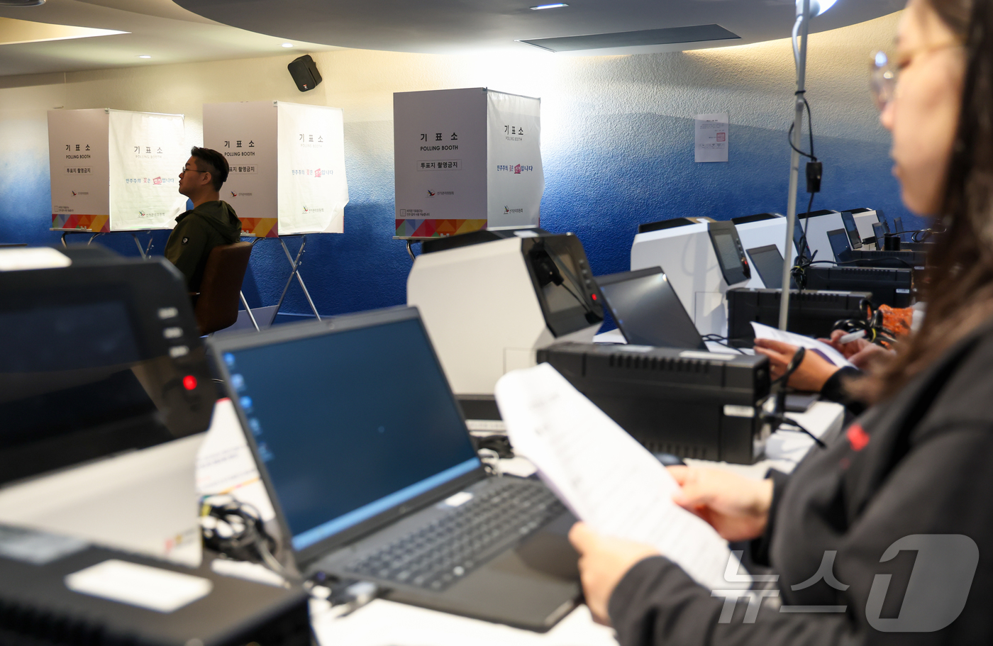 (파리=뉴스1) 이준성 기자 = 제21대 대통령선거 재외국민 투표를 하루 앞둔 19일(현지시간), 프랑스 파리 16구 주프랑스한국대사관 내 재외투표소에서 투표 사무원들이 투표용지 …