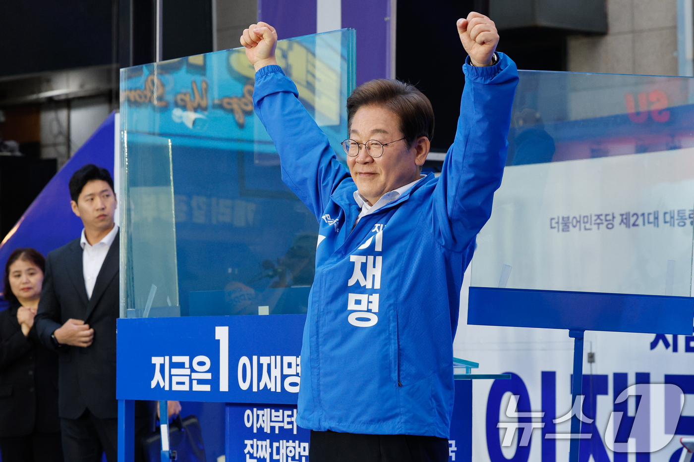 (서울=뉴스1) 안은나 기자 = 이재명 더불어민주당 대통령 후보가 19일 오후 서울 마포구 홍대 레드로드를 찾아 유세에 앞서 인사하고 있다. 2025.5.19/뉴스1