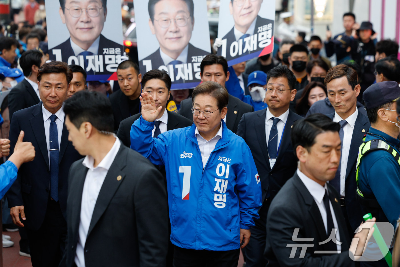 (서울=뉴스1) 안은나 기자 = 이재명 더불어민주당 대통령 후보가 19일 오후 서울 마포구 홍대 레드로드를 찾아 유세에 앞서 인사하고 있다. 2025.5.19/뉴스1