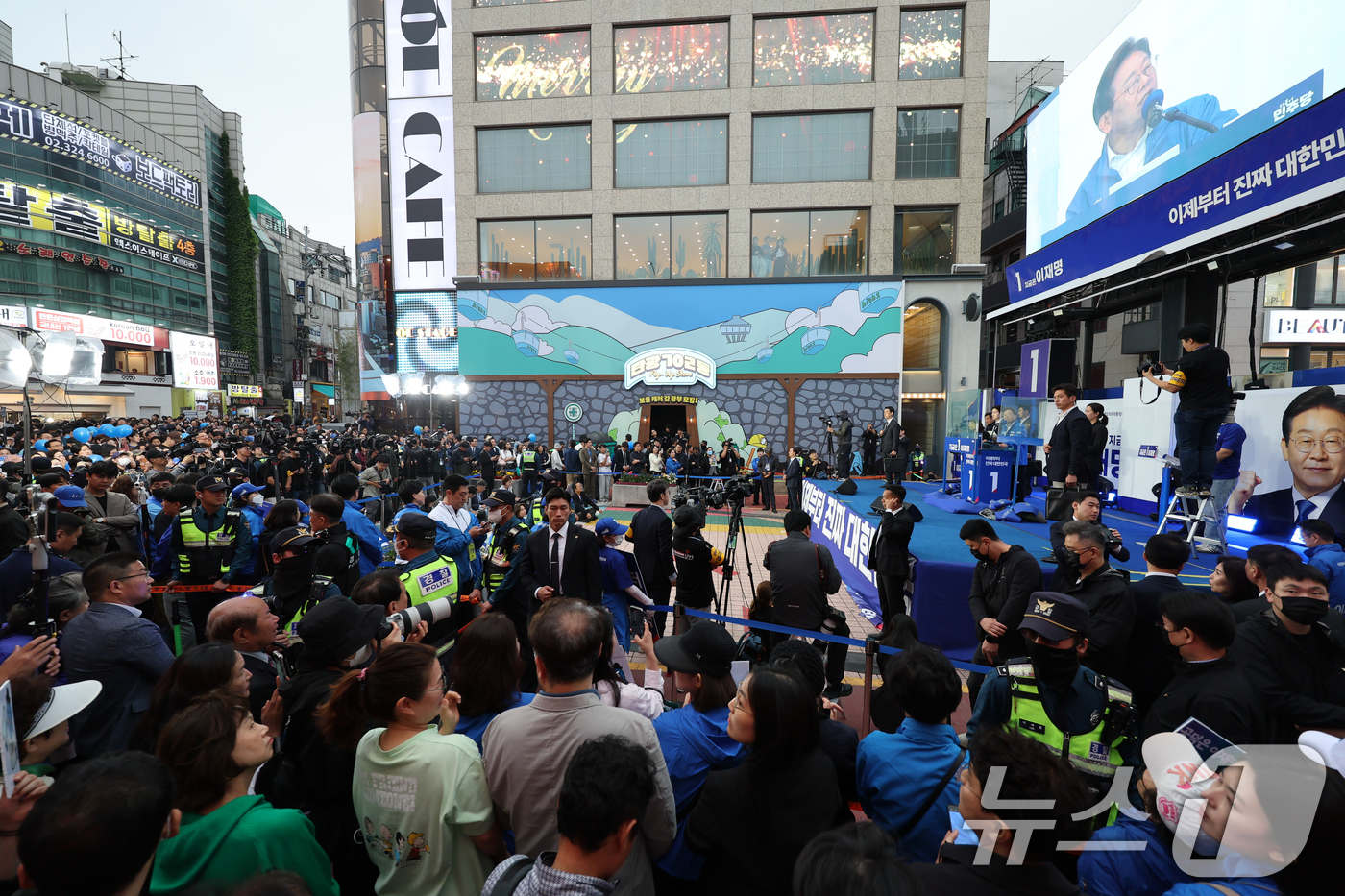 (서울=뉴스1) 안은나 기자 = 이재명 더불어민주당 대통령 후보가 19일 오후 유세를 위해 서울 마포구 홍대 레드로드를 찾아 유권자들을 향해 지지를 호소하고 있다. 2025.5.1 …