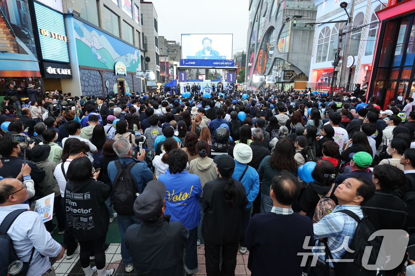 (서울=뉴스1) 안은나 기자 = 이재명 더불어민주당 대통령 후보가 19일 오후 유세를 위해 서울 마포구 홍대 레드로드를 찾아 유권자들을 향해 지지를 호소하고 있다. 2025.5.1 …