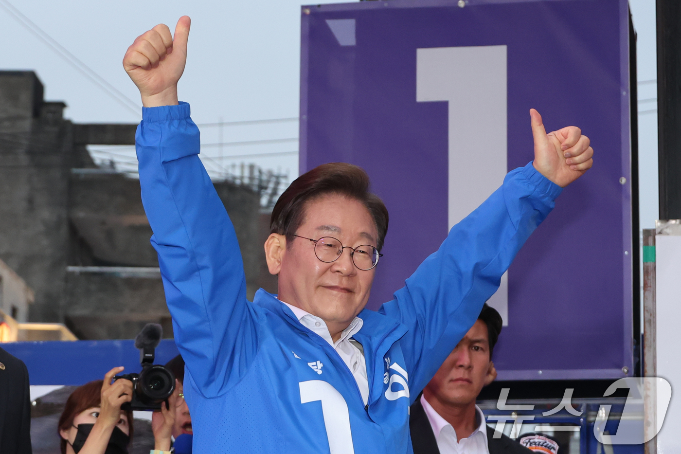 (서울=뉴스1) 안은나 기자 = 이재명 더불어민주당 대통령 후보가 19일 오후 유세를 위해 서울 마포구 홍대 레드로드를 찾아 엄지 손가락을 치켜들고 있다. (공동취재) 2025.5 …