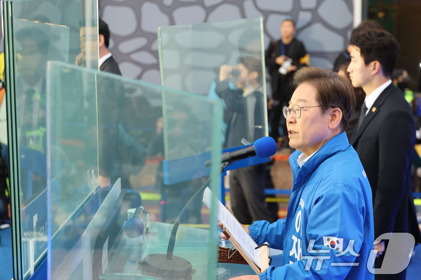 (서울=뉴스1) 안은나 기자 = 이재명 더불어민주당 대선 후보가 19일 서울 마포구 KT&G 상상마당 인근에서 열린 유세에서 방탄유리 내부 속 지지호소를 하고 있다. (공동취재) …
