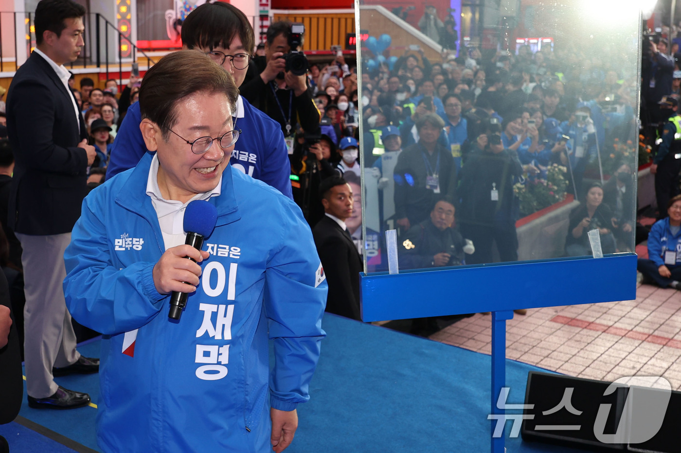 (서울=뉴스1) 안은나 기자 = 이재명 더불어민주당 대통령 후보가 서울 표심잡기에 나선 19일 오후 마포구 홍대 레드로드를 찾아 방탄 유리막 안쪽으로 들어가고 있다. (공동취재) …