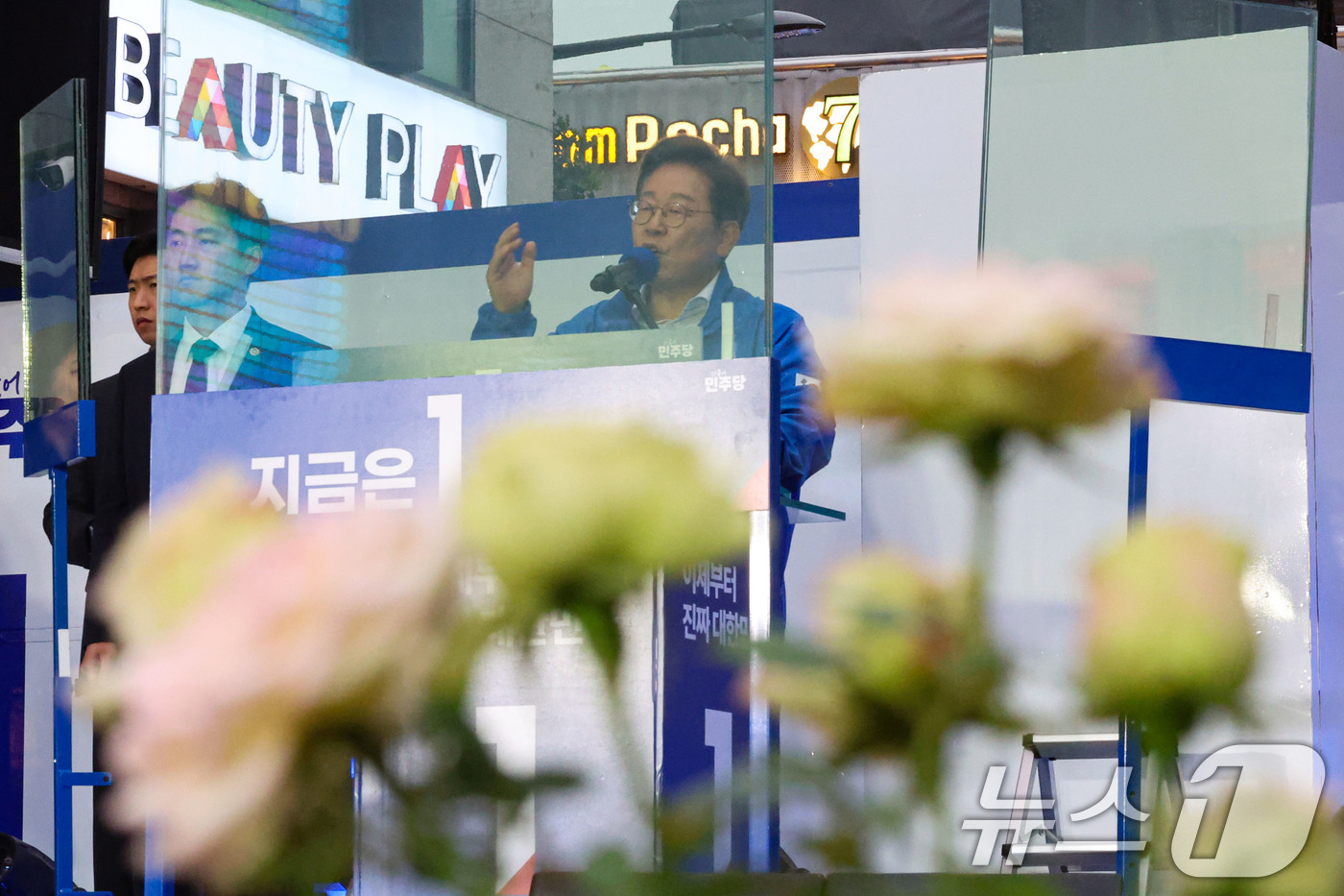 (서울=뉴스1) 안은나 기자 = 이재명 더불어민주당 대통령 후보가 서울 표심잡기에 나선 19일 오후 마포구 홍대 레드로드를 찾아 방탄 유리막 속 지지를 호소하고 있다. (공동취재) …