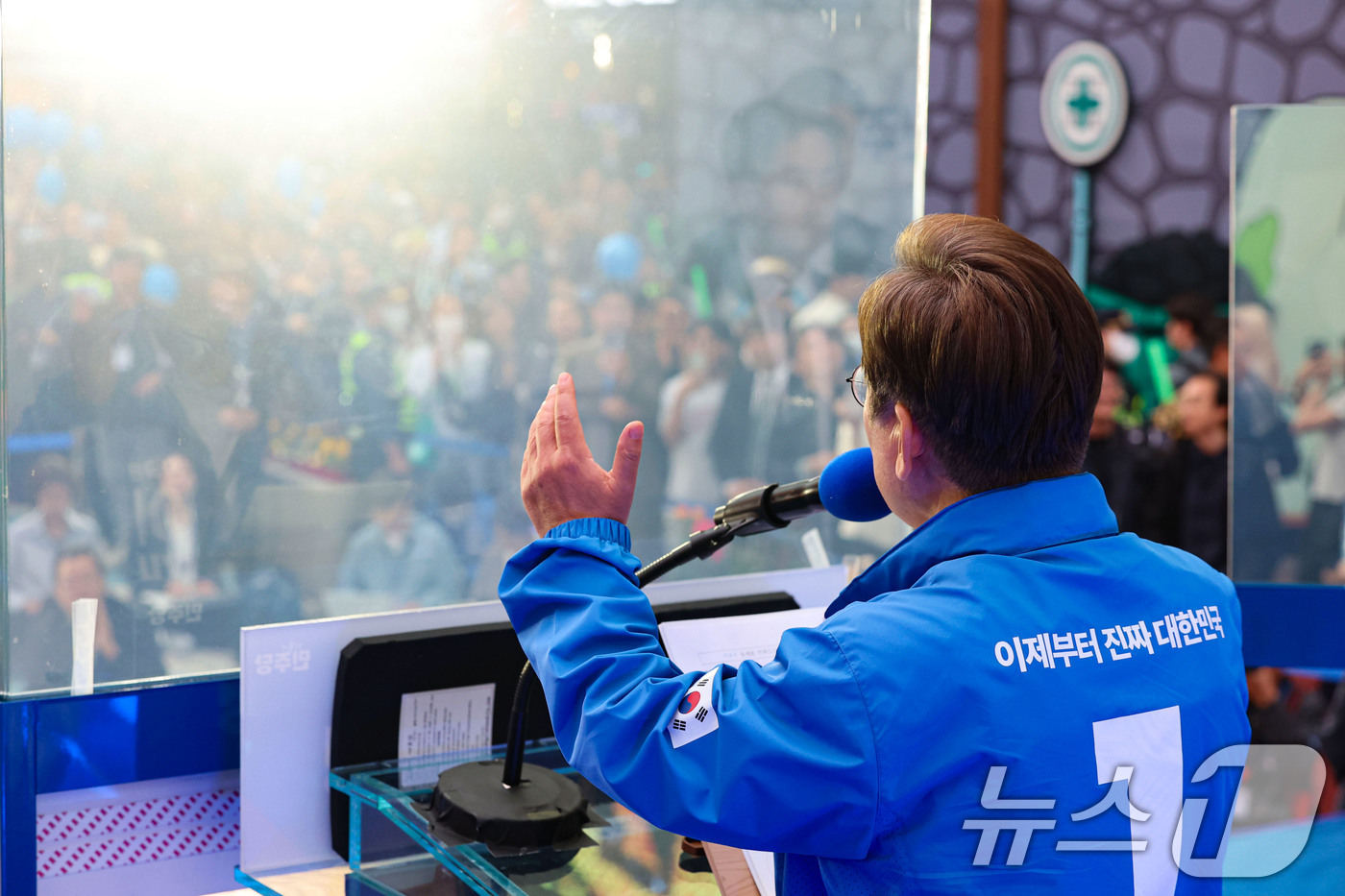 (서울=뉴스1) 안은나 기자 = 이재명 더불어민주당 대통령 후보가 서울 표심잡기에 나선 19일 오후 마포구 홍대 레드로드를 찾아 방탄 유리막 속 지지를 호소하고 있다. (공동취재) …