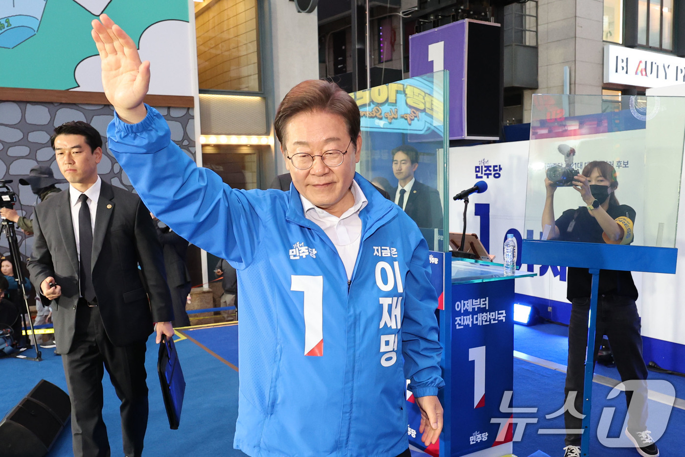 (서울=뉴스1) 안은나 기자 = 이재명 더불어민주당 대선 후보가 19일 서울 마포구 KT&G 상상마당 인근에서 열린 유세에서 연설을 마치고 지지자들에게 인사하고 있다. (공동취재) …