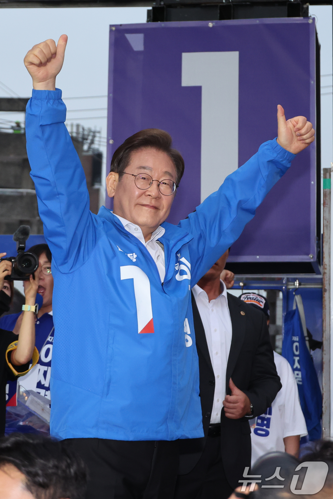 (서울=뉴스1) 안은나 기자 = 이재명 더불어민주당 대통령 후보가 19일 오후 서울 마포구 홍대 레드로드를 찾아 시민들을 향해 인사하고 있다. (공동취재) 2025.5.19/뉴스1 …