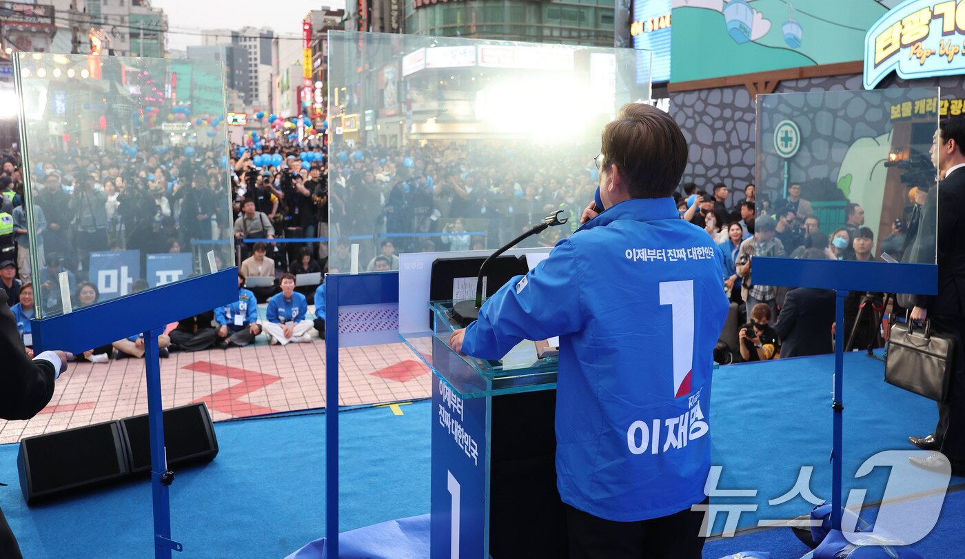본문 이미지 - 이재명 더불어민주당 대통령 후보가 서울 표심잡기에 나선 19일 오후 마포구 홍대 레드로드를 찾아 방탄 유리막 속 지지를 호소하고 있다. &#40;공동취재&#41; 2025.5.19/뉴스1 ⓒ News1 안은나 기자